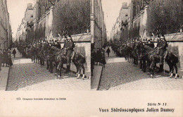 4V4Sb   Photo Vue Stéréoscopique Julien Damoy Paris Dragons Lanciers Soldats Attendant Le Défilé - Photographie