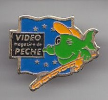 Pin's  Vidéo Magasine De Pêche  Poisson Réf 4724 - Media