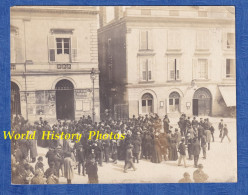Photo Ancienne Début XXe - Sablé Sur Sarthe - Foule Sur La Place Del' Hôtel De Ville Pub Affiche Publicitaire Lampadaire - Old (before 1900)