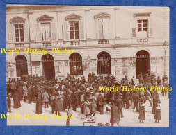 Photo Ancienne Début XXe - Sablé Sur Sarthe - Foule Devant Affiche élection Paul D'ESTOURNELLES Alphonse LERET D'AUBIGNY - Old (before 1900)