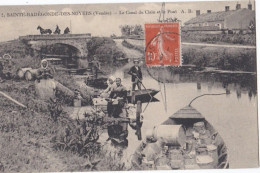 Sainte-Radegonde-des-Noyers (85) Laveuses Au Bord Du Clain Et Le Pont - Andere & Zonder Classificatie