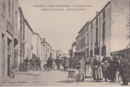LES HERBIERS (85) Cyclistes Grande Rue Devant La Maison Bibard - Les Herbiers