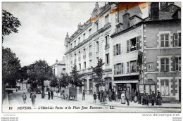 58 NEVERS L'HOTEL DES POSTES ET LA PLACE JEAN DESVEAUX EDIT LL  LEGERES TACHES - Nevers