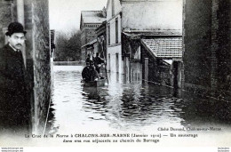 51 CHALONS SUR MARNE CRUE DE 1910 UN SAUVETAGE DANS UNE RUE ADJACENTE AU CHEMIN DU BARRAGE - Châlons-sur-Marne