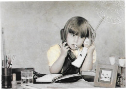 Enfant  Avec 2 Téléphones,stylo... - Scènes & Paysages