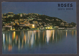 081385/ ROSAS, Vista Nocturna Con Puig Rom - Gerona