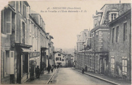 C. P. A. : 79 : BRESSUIRE : Rue De Versailles Et L'Ecole Maternelle, Animé, Timbre En 1917 - Bressuire