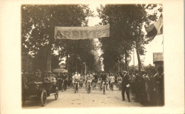 CP Carte Photo D'époque Photographie Vintage Course Cycliste Cyclisme Automobile - Deportes