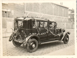 Photographie Photo Vintage Snapshot Amateur Automobile Voiture Auto Fleuri - Automobile