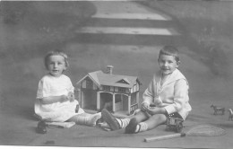 Enfants Jouant Avec Une Maisonnette  - Carte Photo 1916 - Scenes & Landscapes