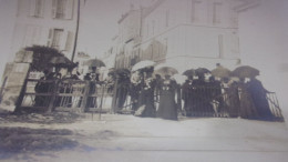 06 BELLE PHOTO DE CANNES  LEGENDEE 12 MARS 1899 ATTENDANT LE TRAIN DE LA REINE D ANGLETERRE - Cannes