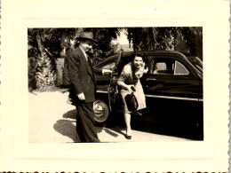 Photographie Photo Vintage Snapshot Amateur Automobile Voiture Couple  - Auto's