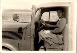 Photographie Photo Vintage Snapshot Amateur Automobile Camionnette Chauffeur  - Automobiles