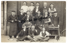 Carte Photo Originale - Groupe De Menuisiers ? Ebénistes ? Voir Petit Meuble Marquetterie Devant Un Homme Menuisier ? - Artisanat