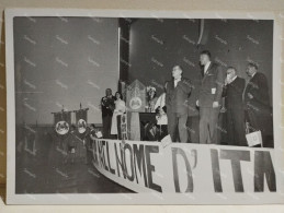 Italy Italia Foto Meeting Da Identificare. I Maggio 1956. PESCHIERA DEL GARDA - Vittoriale. 150x105 Mm - Europe