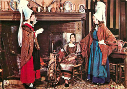 Folklore - Normandie - La Fileuse Du Relai Du Roy - Intérieur D'auberge Du Pays D'Auge, Près De Lisieux - Coiffe Dite Sa - Costumes