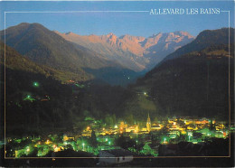 38 - Allevard Les Bains - Vue Générale De Nuit, Et Le Gleysln (2697 M) - CPM - Voir Scans Recto-Verso - Allevard