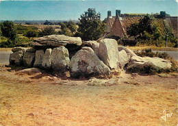 56 - Kermario - Le Dolmen De Kermario Et Vieille Chaumière Morbihannaise - CPM - Voir Scans Recto-Verso - Sonstige & Ohne Zuordnung