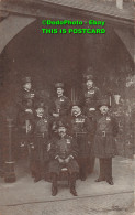 R352833 Tower Of London. Group Of Yeomen Warders. Undress Uniform. Gale And Pold - Other & Unclassified