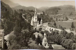 CPSM (Hautes Pyrénées) LOURDES. La Basilique Et Le Gave, Monument Interallié - Lourdes