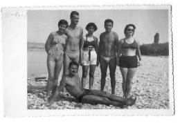 Photo ( 8.5cm/13.5cm ) - Anonymous Persons,Skopje 1956,on The Beach - Anonymous Persons