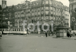 ORIGINAL  AMATEUR PHOTO FOTO TRAM HOTEL NAZI FLAG FRANKFURT GERMANY AT118 - Guerra, Militares