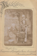RUGLES (Eure): Frappeuse D'épingles Et Jeune Normande (1897) - Carte Photo - Artesanal