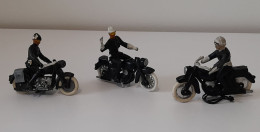 Lot De 3 Moto Motard De La Gendarmerie Police Tour De France Minialuxe Cofalu Aludo Plastique - Oud Speelgoed
