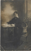 98 - Carte Photo - Portrait D'une Femme Assise - Photographie