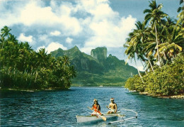 *CPM  - 987 - POLYNÉSIE FRANÇAISE - Paysage De BORA BORA - Pirogue, Couple De Polynésiens - Polynésie Française