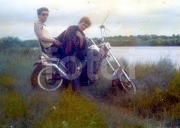 60s OLD ORIGINAL AMATEUR PHOTO FOTO MAN MEN BOY BOYS MOTO MOTORCYCLE MOÇAMBIQUE MOZAMBIQUE AFRIQUE AFRICA  Gay Int AT70 - Africa