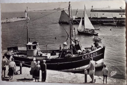 CPSM Circulée 1966 ,Saint Vaast La Hougue (Manche)  - L'Avant -Port, Au Fond L'ile De Tatihou    (50) - Saint Vaast La Hougue