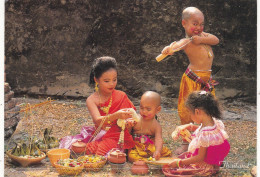 THAILANDE.. BANGKOK (ENVOYE DE). " YOUNG CHILDREN PLAY AND DRESS UP IN THE OLD WAY  ". ANNEE 2004 + TEXTE + TIMBRE - Thaïland