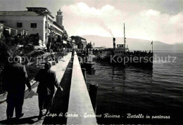 72772547 Gardone Riviera Lago Di Garda Battello In Partenza Uferpromenade Bootsa - Sonstige & Ohne Zuordnung