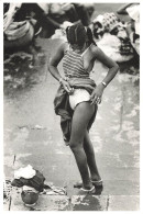 PHOTOGRAPHIE DE XAVIER ZIMBARDO - INDE - JEUNE FEMME SUR UN GHAT - Photographie