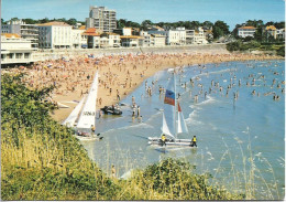 CPM. 17 ROYAN PONTAILLAC. LA PLAGE AVEC LE CASINO. ANIMATION: BAIGNEURS, VOILIER - Royan