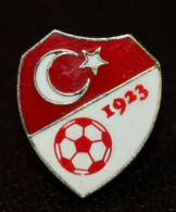 Insigne De Col (type Pin's) De Football "Equipe Nationale De Football De Turquie / 1923" Années 80 - Soccer Pin - Apparel, Souvenirs & Other