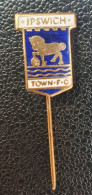 Insigne Ancien De Football Anglais "Ipwich - Town FC" Angleterre - British Soccer Pin - Bekleidung, Souvenirs Und Sonstige