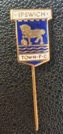 Insigne Ancien De Football Anglais "Ipwich - Town FC" Angleterre - British Soccer Pin - Habillement, Souvenirs & Autres