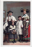 39080609 - Trachten Aus Der Umgegend Von Bueckeburg. Familie In Tracht Ungelaufen  Gute Erhaltung. - Trachten