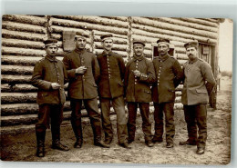 39871309 - Gruppenaufnahme Von Landsern In Uniform Mit Pfeife Vor Einem Blockhaus - Weltkrieg 1914-18
