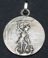 Pendentif Médaille Religieuse Fin XXe "Saint Michel Terrassant Le Dragon - Le Mont Saint Michel" Pendentif Médaille - Religion & Esotericism