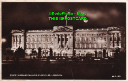 R385302 Buckingham Palace Floodlit London. W. P. 43. RP. Post Card - Other & Unclassified