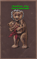 R385371 The Bear Mom Holds The Bear In His Hands. Post Card. 1909 - World