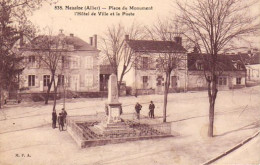 S20-001 Meaulne - Place Du Monument - L'Hôtel De Ville Et La Poste - Sonstige & Ohne Zuordnung