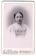 Fotografie A. Kersten, Altenburg I/S, Portrait Mädchen Mit Zurückgebundenem Haar  - Anonymous Persons
