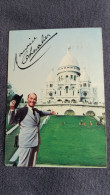 CPSM MAURICE CHEVALIER A MONTMARTRE PARIS SIGNATURE IMPRIMEE BASILIQUE SACREE COEUR ED M DAPOIGNY 1972 - Singers & Musicians