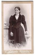 Fotografie G. Schröder, Mittweida I.S., Rochlitzerstrasse 234, Bürgerliche Frau In Tailliertem Kleid  - Anonymous Persons