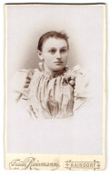 Fotografie Friedrich Reismann, Haindorf, Junge Dame In Puffärmelkleid  - Anonymous Persons