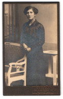 Fotografie B. Weigand, Pforzheim, Weiherstrasse 9, Portrait Junge Dame In Modischer Kleidung  - Anonymous Persons